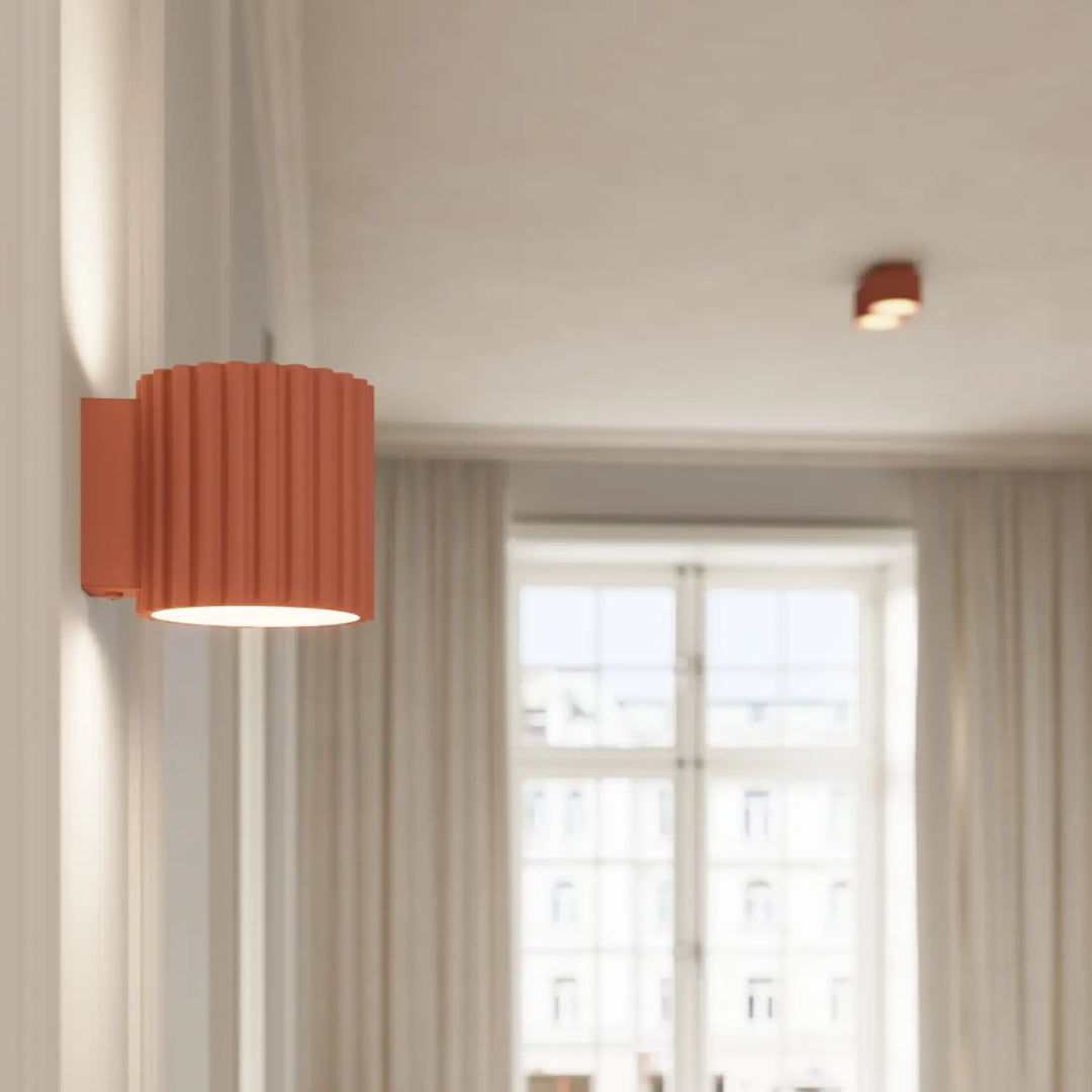 Luminaire plafonnier aura 2 peach avec lampe murale terracotta forme unique inspirée à abat-jour cannelé cylindrique
