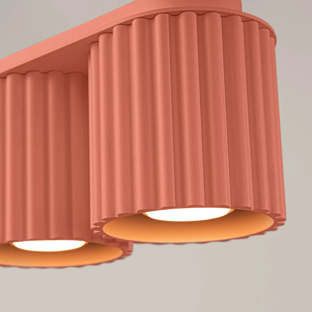 Luminaire plafonnier aura 2 peach avec forme unique inspirée et abat-jours circulaires ton chaud corail