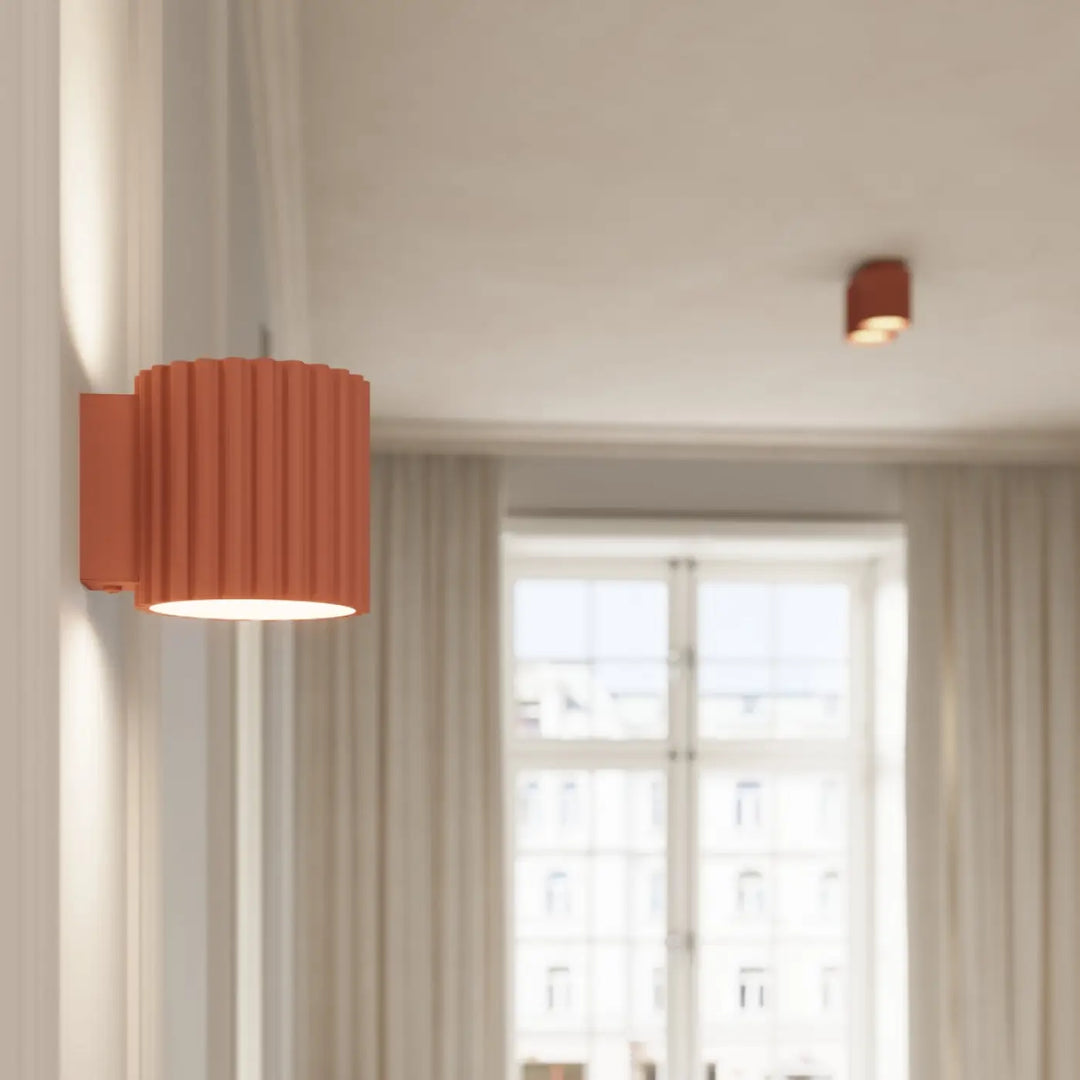 Luminaire plafonnier aura 2 en terracotta avec forme unique inspirée et lumière douce intégrée