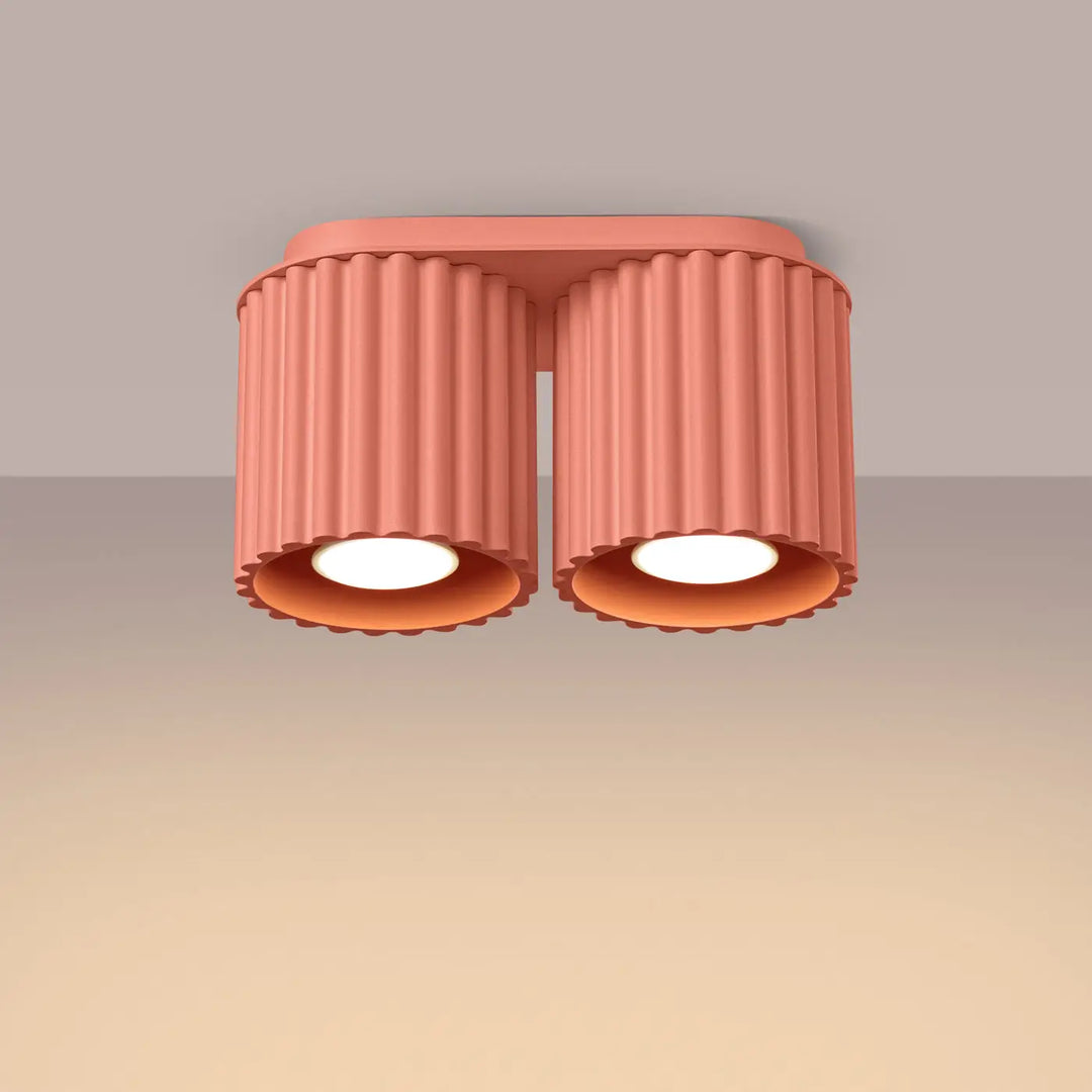 Luminaire plafonnier aura 2 peach coral en forme unique inspirée avec abat-jours cylindriques cannelés modernes