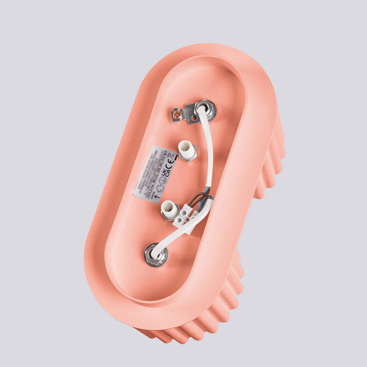 Luminaire plafonnier aura 2 peach avec forme unique inspirée, couleur pastel rose, texture côtelée et câblage visible