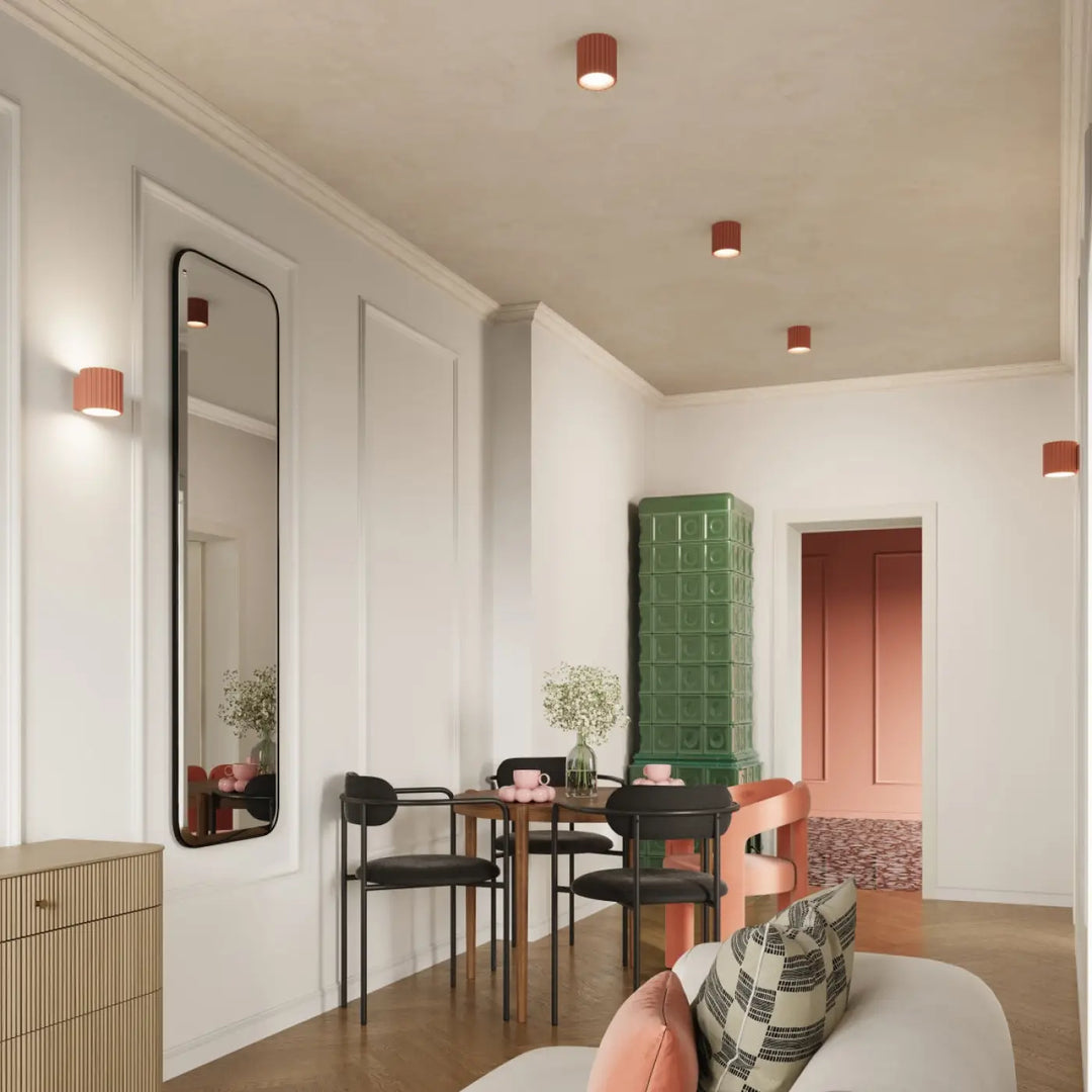 Luminaire plafonnier aura 2 peach avec forme unique inspirée suspendu au-dessus dune table en bois et chaises noires modernes