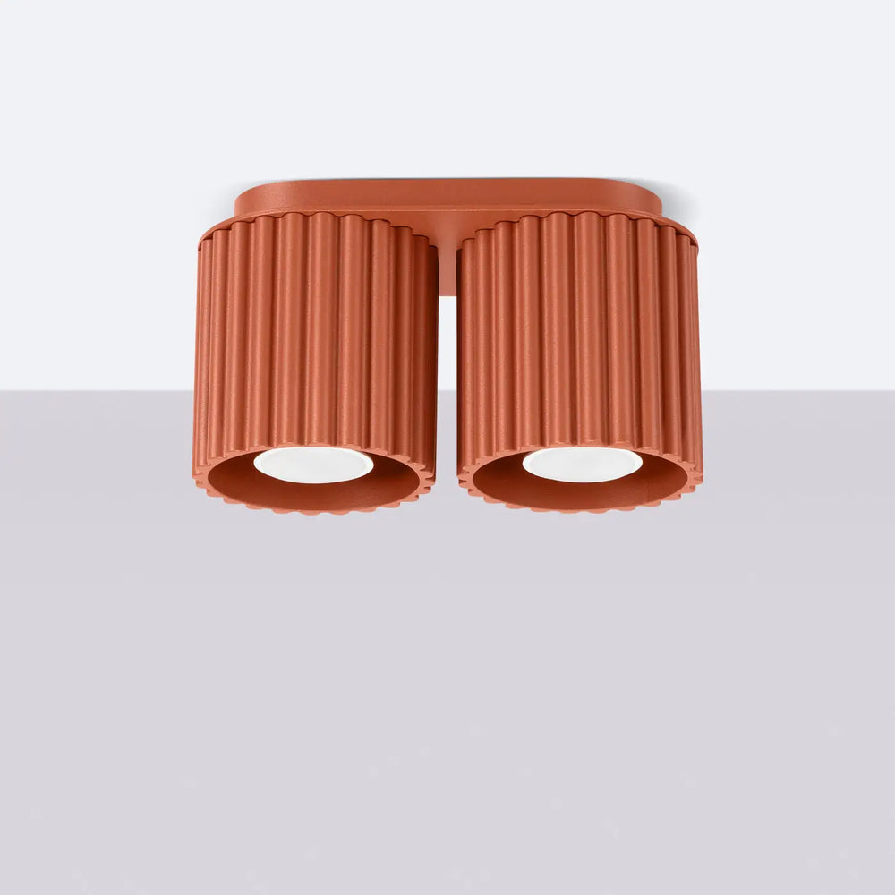 Luminaire plafonnier aura 2 rouge ochra avec double tête encastrée et abat-jours cylindriques cannelés forme unique inspirée