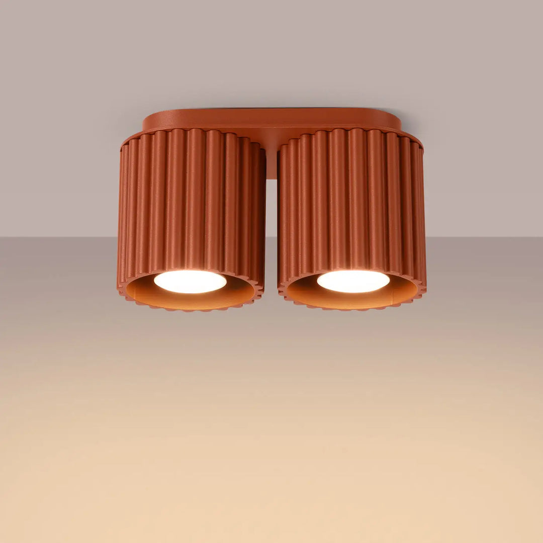Luminaire plafonnier aura 2 rouge ochra avec double tête terracotta et formes uniques inspirées en flûte cylindrique