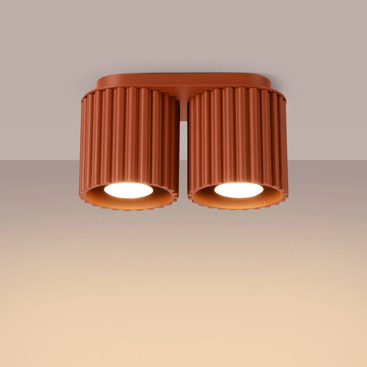 Luminaire plafonnier aura 2 rouge ochra avec double tête terracotta et formes uniques inspirées en flûte cylindrique