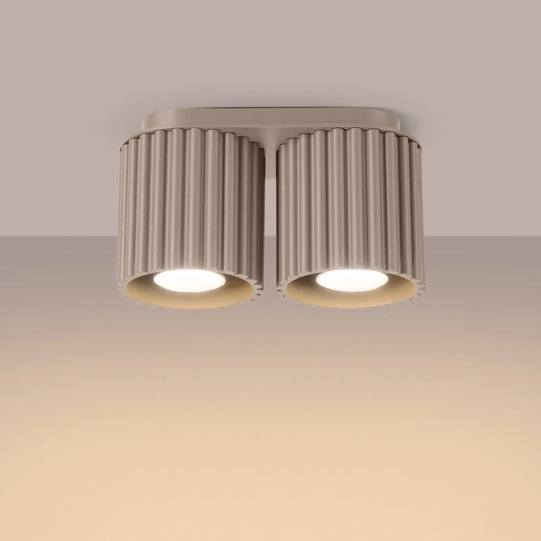 Luminaire plafonnier aura 2 taupe avec forme unique inspirée, abat-jours métalliques cannelés et ampoules led chaleureuses