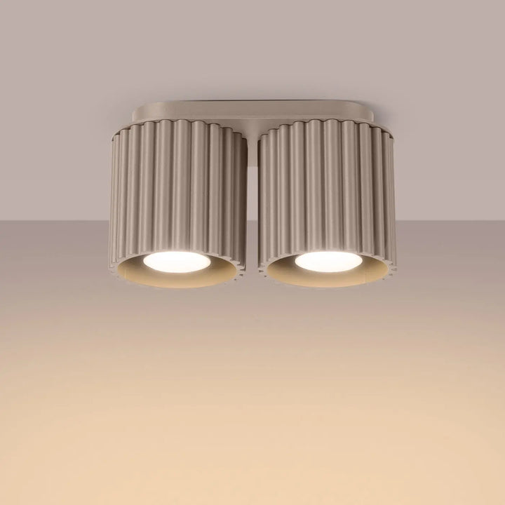 Luminaire plafonnier aura 2 taupe avec forme unique inspirée, abat-jours métalliques cannelés et ampoules led chaleureuses