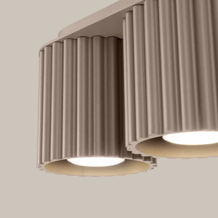 Luminaire plafonnier aura 2 taupe avec forme unique inspirée beige côtelée et deux sections circulaires éclairées