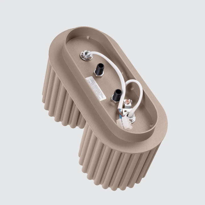 Luminaire plafonnier aura 2 taupe en forme unique inspirée avec finition beige côtelée et câblage apparent