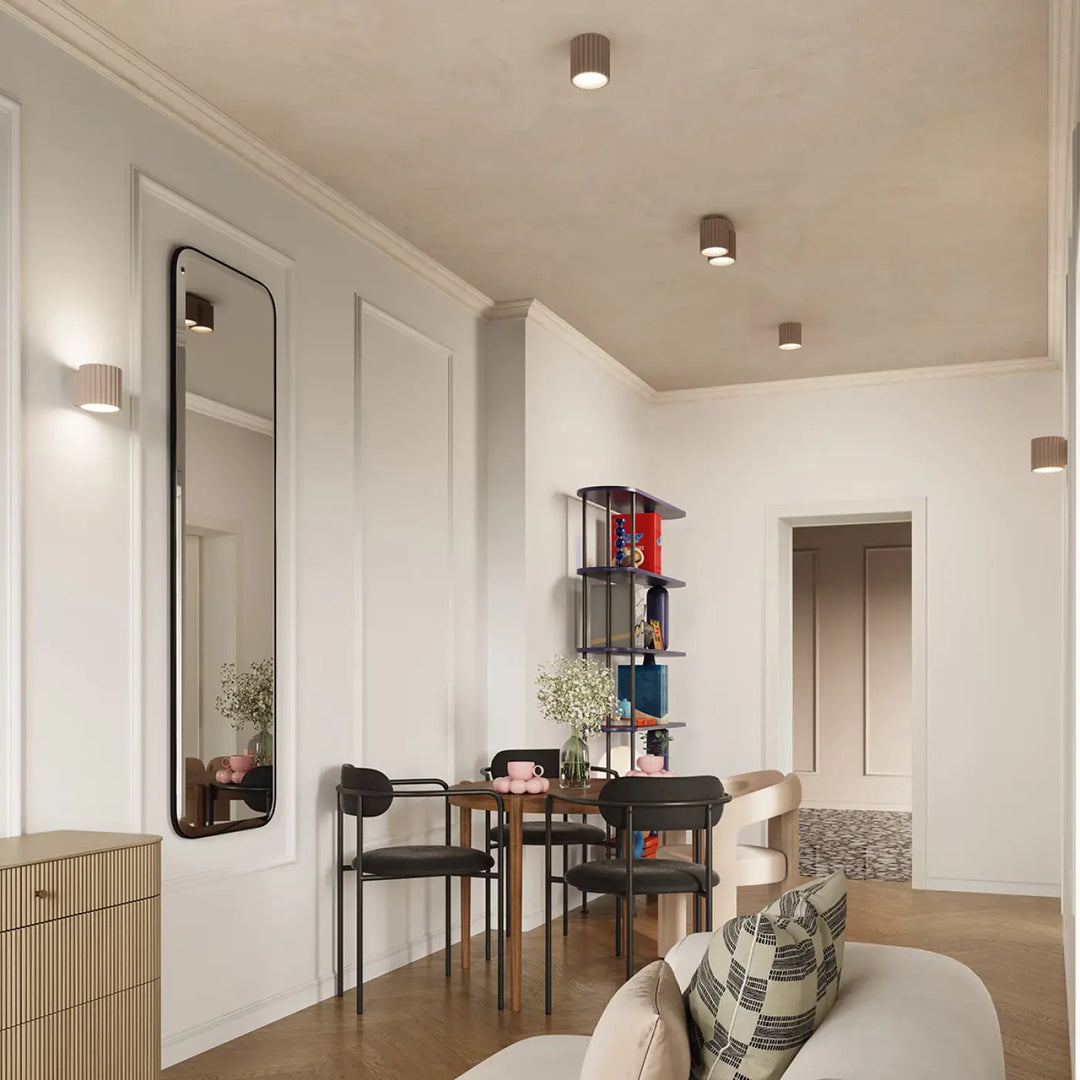 Luminaire plafonnier aura 2 taupe avec miroir long rectangulaire à cadre noir et forme unique inspirée