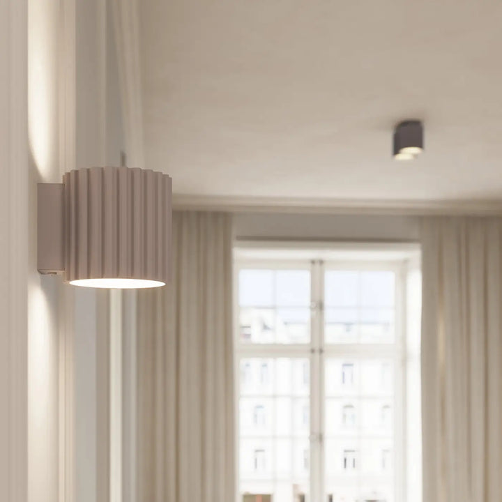 Luminaire plafonnier aura 2 taupe beige avec forme unique inspirée et lumière chaude diffusée par des rainures verticales