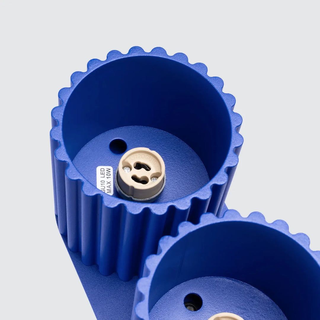 Luminaire plafonnier aura 2 en plastique bleu côtelé avec douille led beige forme unique inspirée ultramarine