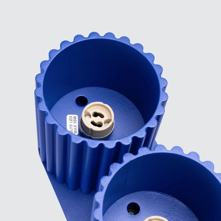 Luminaire plafonnier aura 2 en plastique bleu côtelé avec douille led beige forme unique inspirée ultramarine