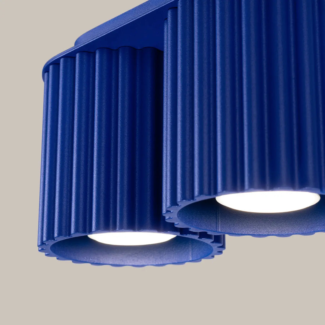 Plafonnier aura 2 ultramarine bleu à forme unique inspirée avec deux sections circulaires lumineuses en relief côtelé