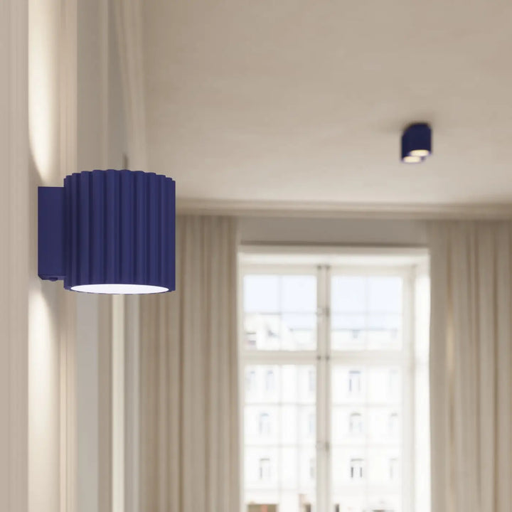 Luminaire plafonnier aura 2 ultramarine bleu profond avec forme unique inspirée et design moderne côtelé