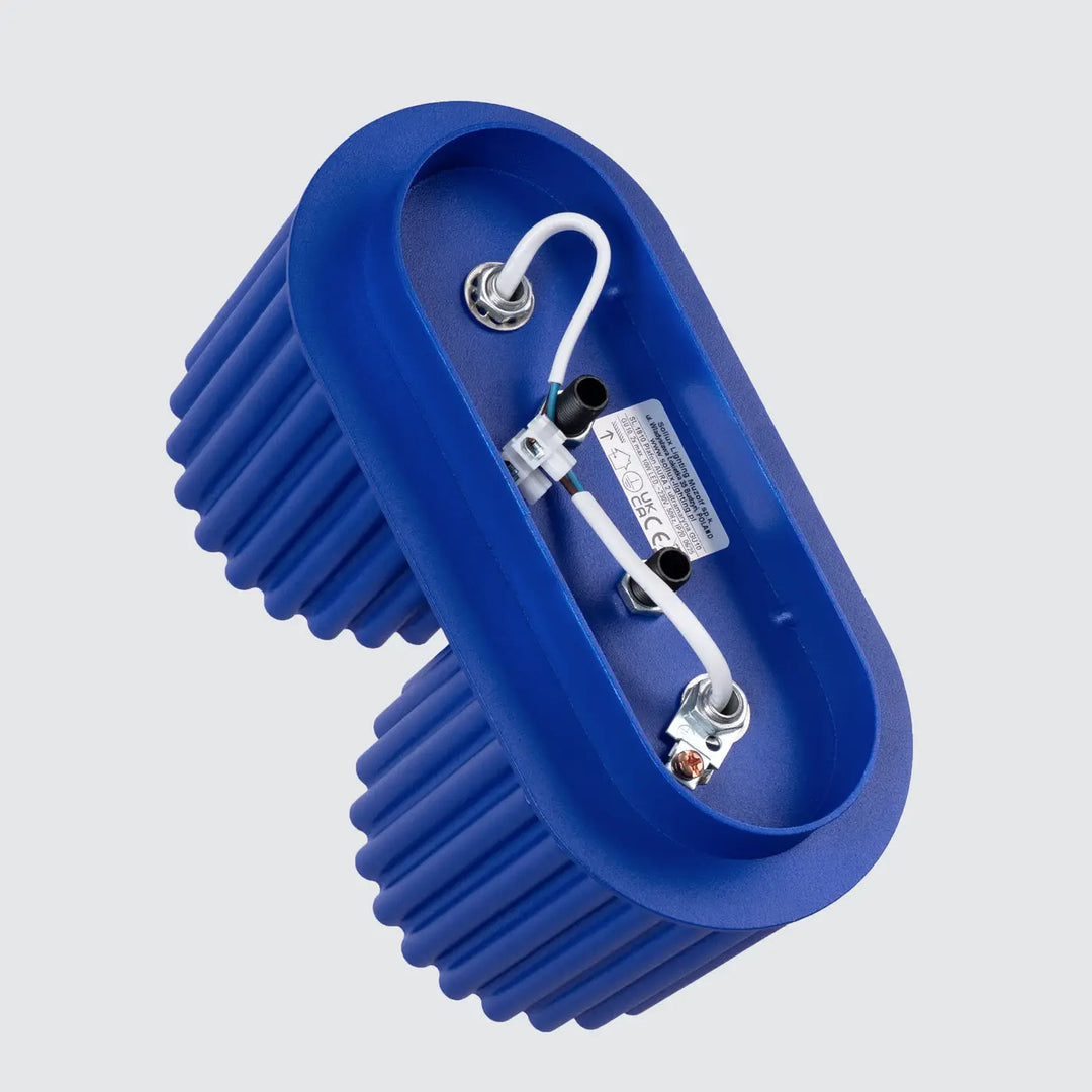 Luminaire plafonnier aura 2 ultramarine en plastique bleu led avec texture rainurée et forme unique inspirée
