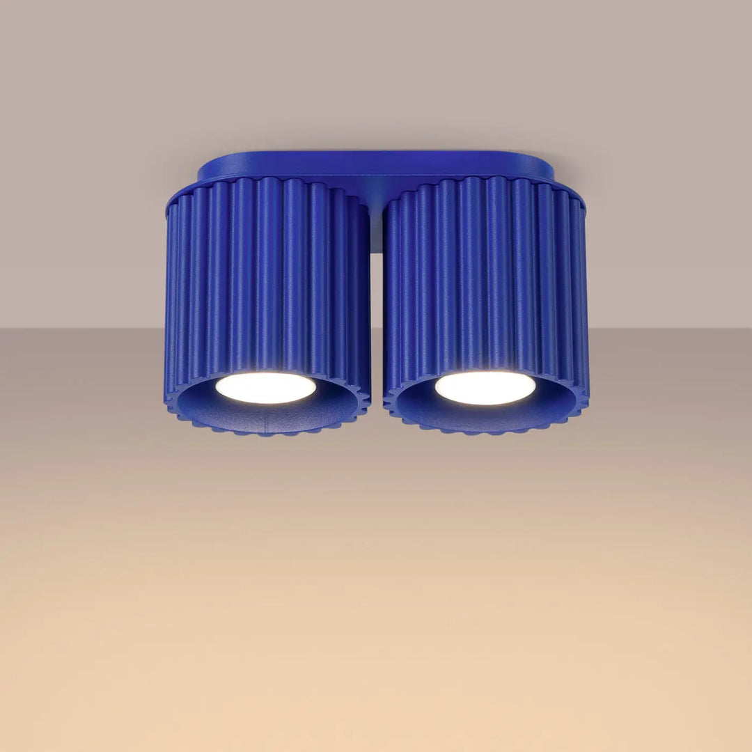 Luminaire plafonnier aura 2 ultramarine avec double tête bleue vibrante et forme unique inspirée moderne industrielle