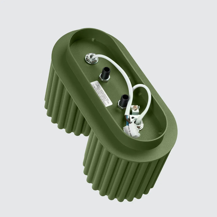 Luminaire plafonnier aura 2 vert olive avec forme unique inspirée en relief et câblage apparente pour installation murale