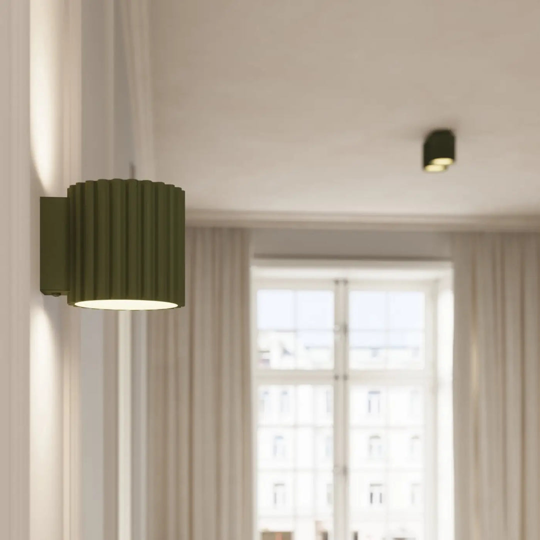 Luminaire plafonnier aura 2 vert olive en forme unique inspirée avec un design moderne et une finition cannelée en vert olive