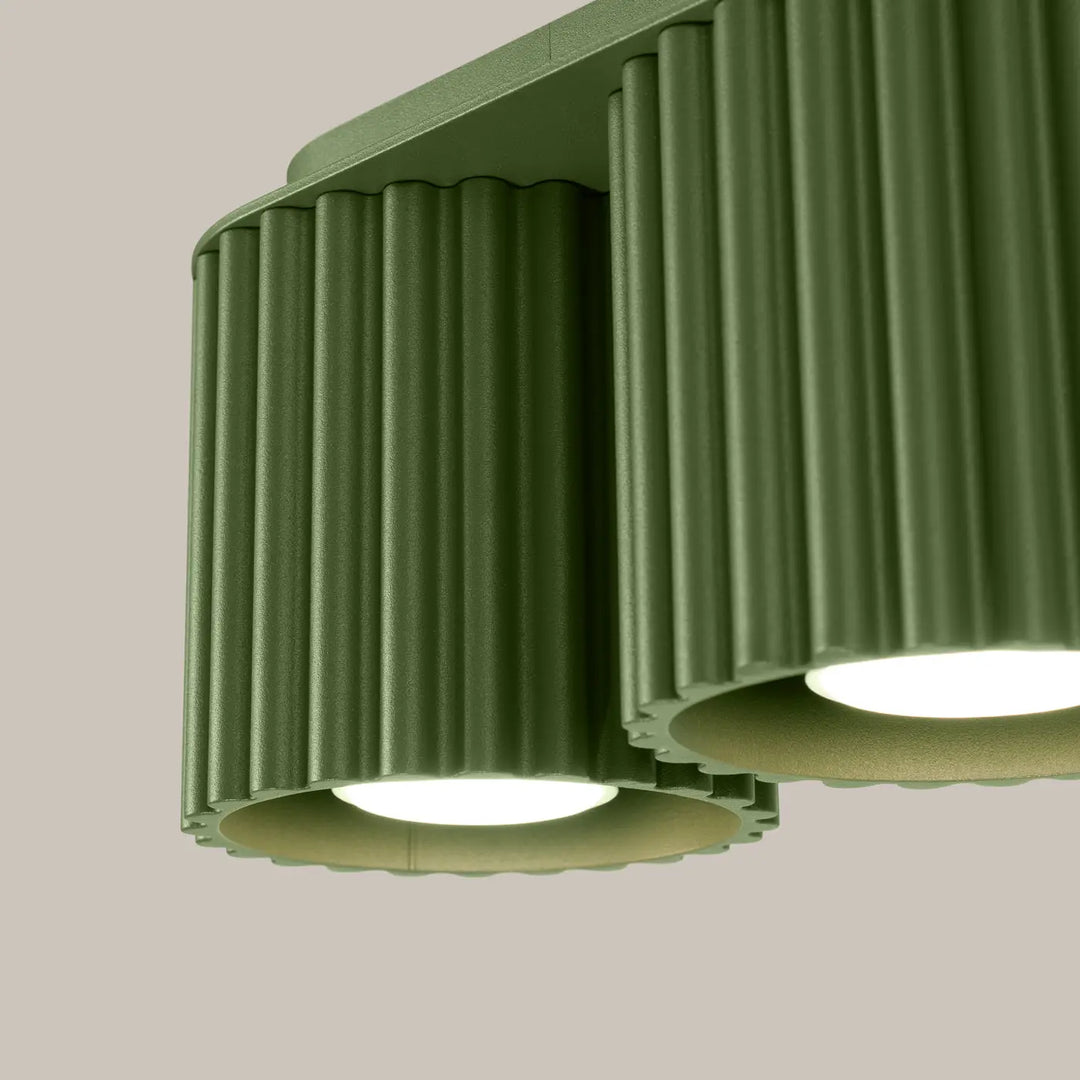 Luminaire plafonnier aura 2 vert olive en métal nervuré avec deux ampoules circulaires éclairées forme unique inspirée