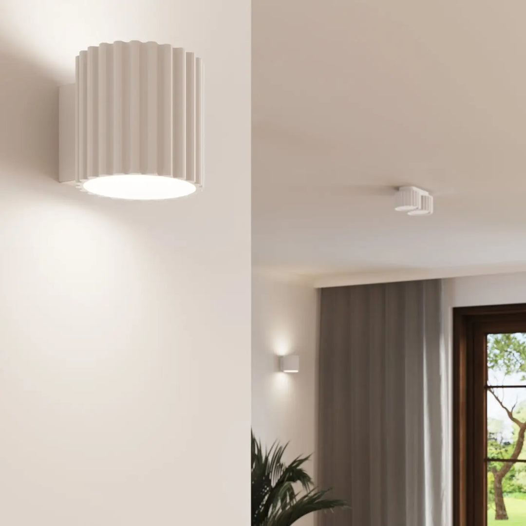 Luminaire plafonnier aura 2 blanc avec forme unique inspirée cylindre blanc à rainures verticales et lumière diffuse