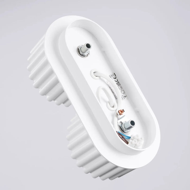 Luminaire plafonnier aura 2 blanc avec forme unique inspirée, led ovale, dissipateur à ailettes et câblage visible arrière
