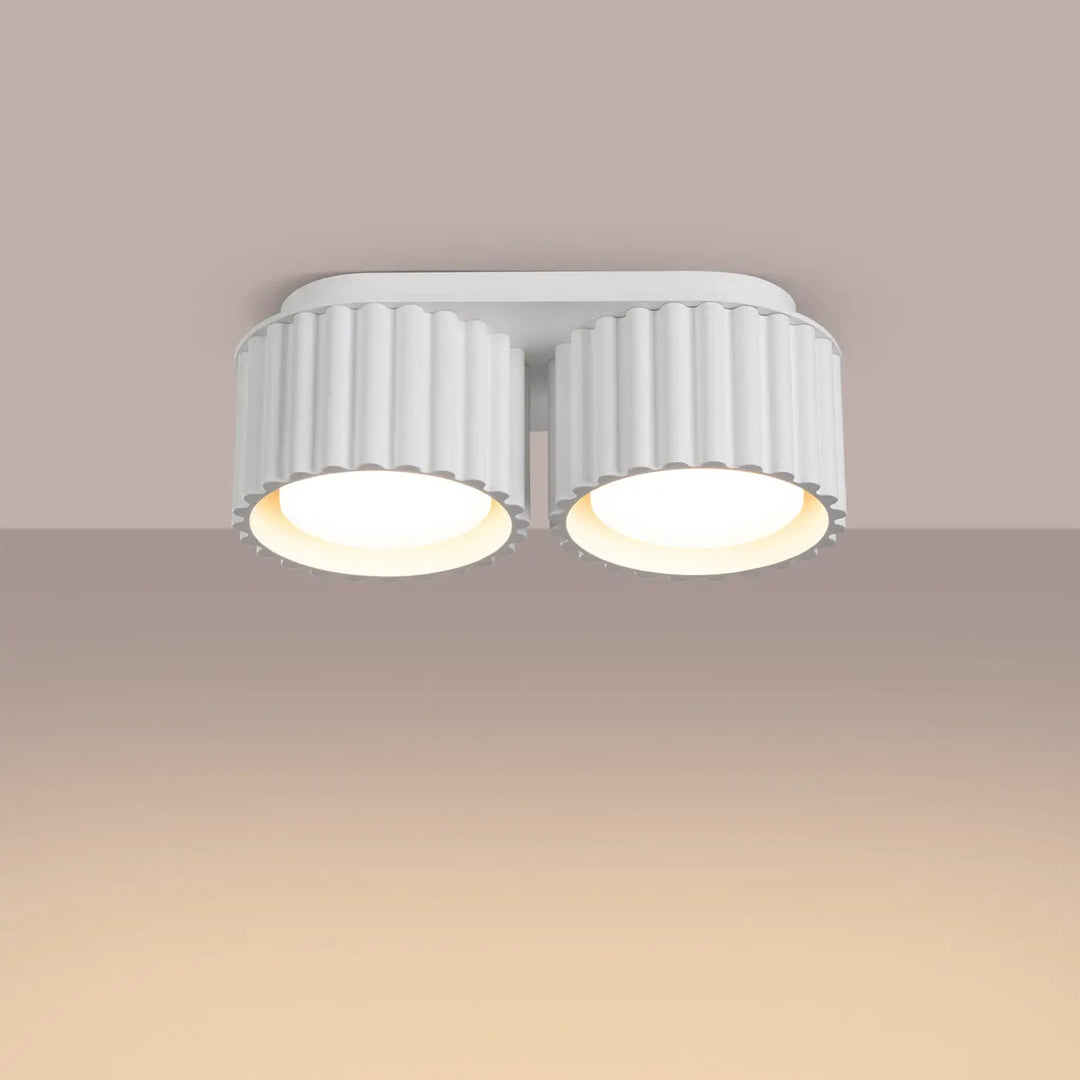 Luminaire plafonnier aura 2 blanc avec forme unique inspirée et abat-jours cylindriques cannelés blancs sur base rectangulaire élégante