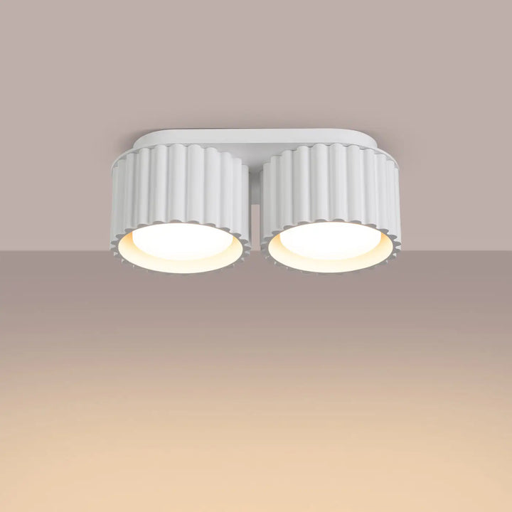 Luminaire plafonnier aura 2 blanc avec forme unique inspirée et abat-jours cylindriques cannelés blancs sur base rectangulaire élégante