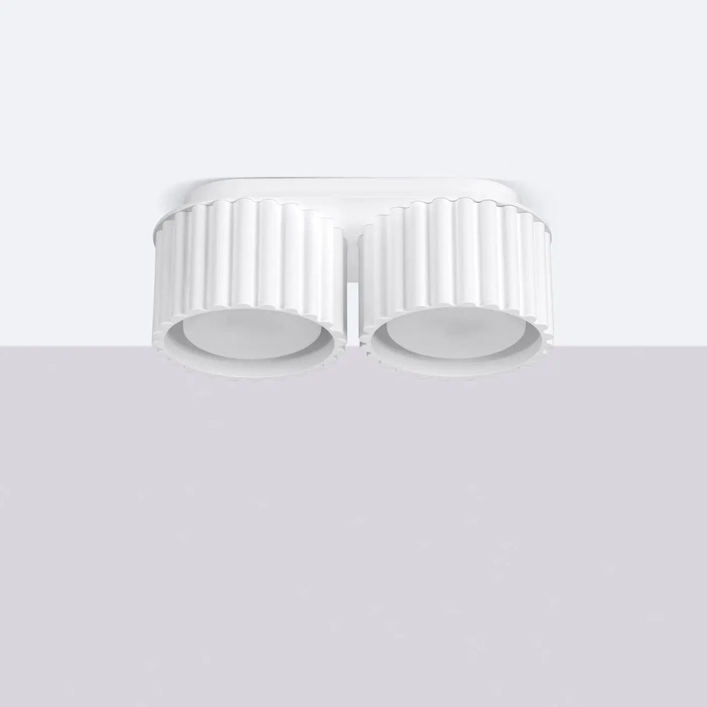 Luminaire plafonnier aura 2 blanc avec forme unique inspirée et abat-jours cylindriques cannelés blancs