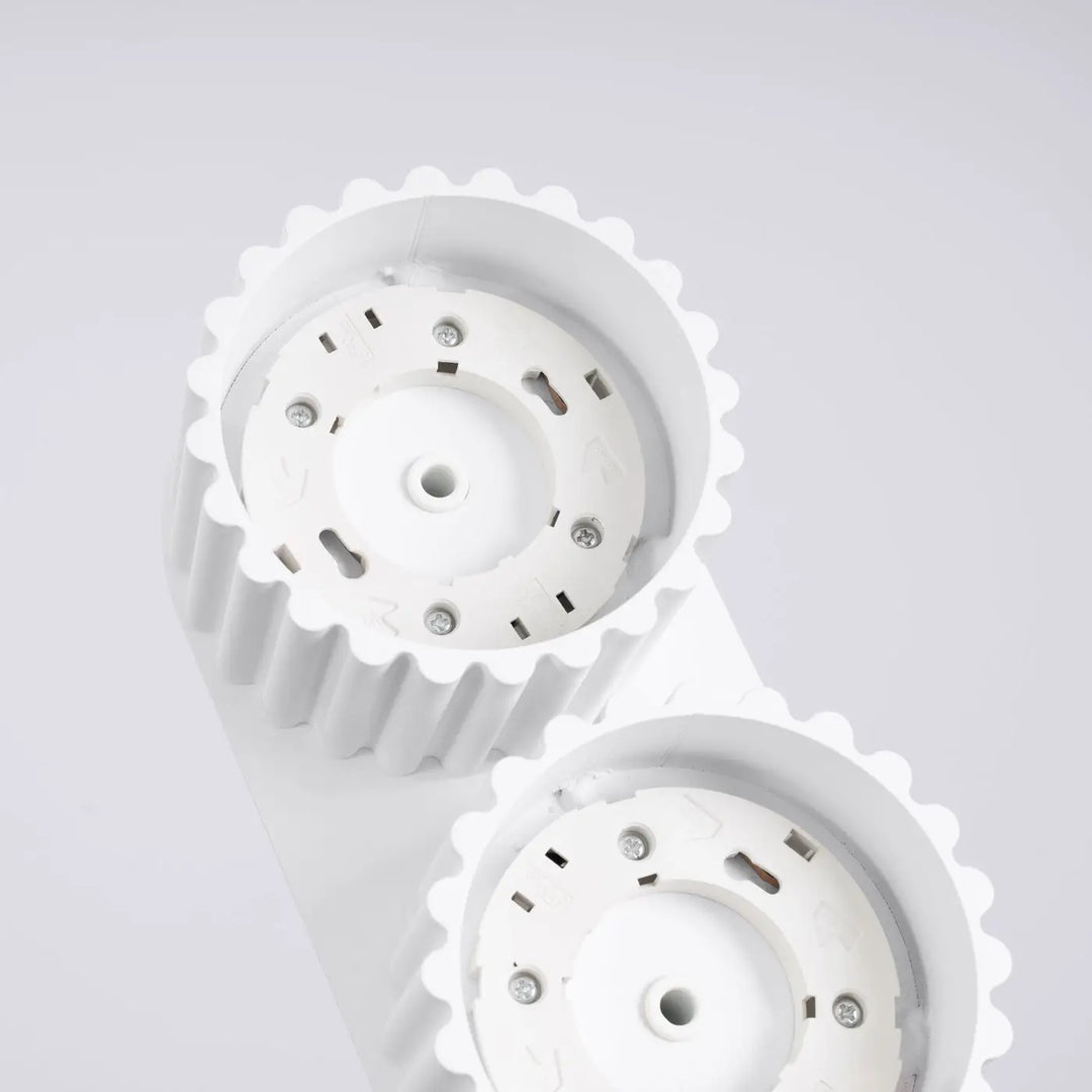 Luminaire plafonnier aura 2 blanc en plastique avec forme unique inspirée à bordure dentelée et plaque de fixation circulaire