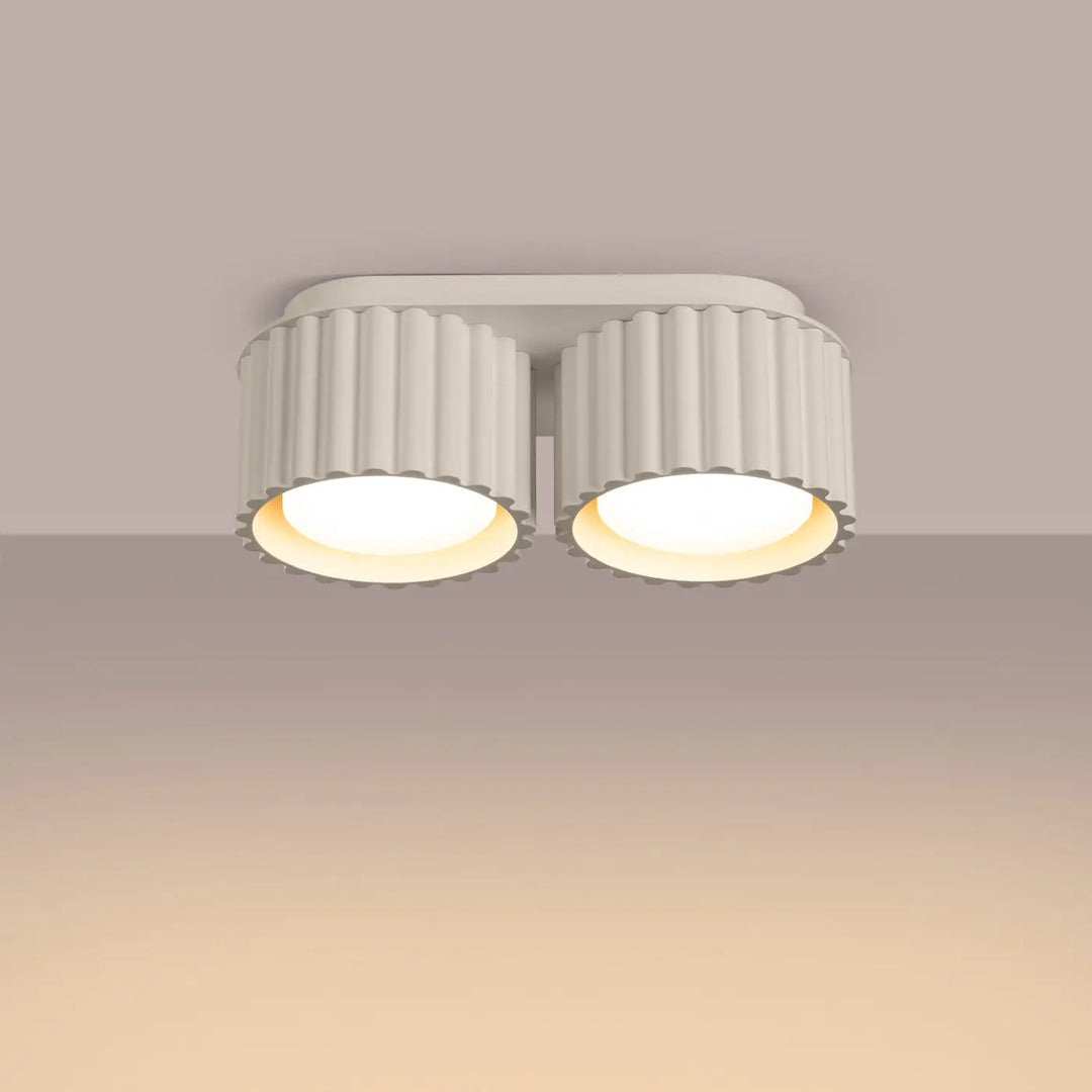 Luminaire plafonnier aura 2 beige avec double lumière moderne à forme unique inspirée et abat-jours cylindriques cannelés