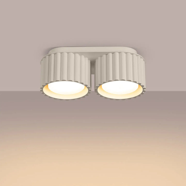 Luminaire plafonnier aura 2 beige avec double lumière moderne à forme unique inspirée et abat-jours cylindriques cannelés