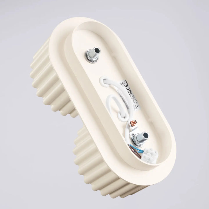 Luminaire plafonnier aura 2 beige avec forme unique inspirée, lumière ovale crème à bords côtelés et câblage apparent