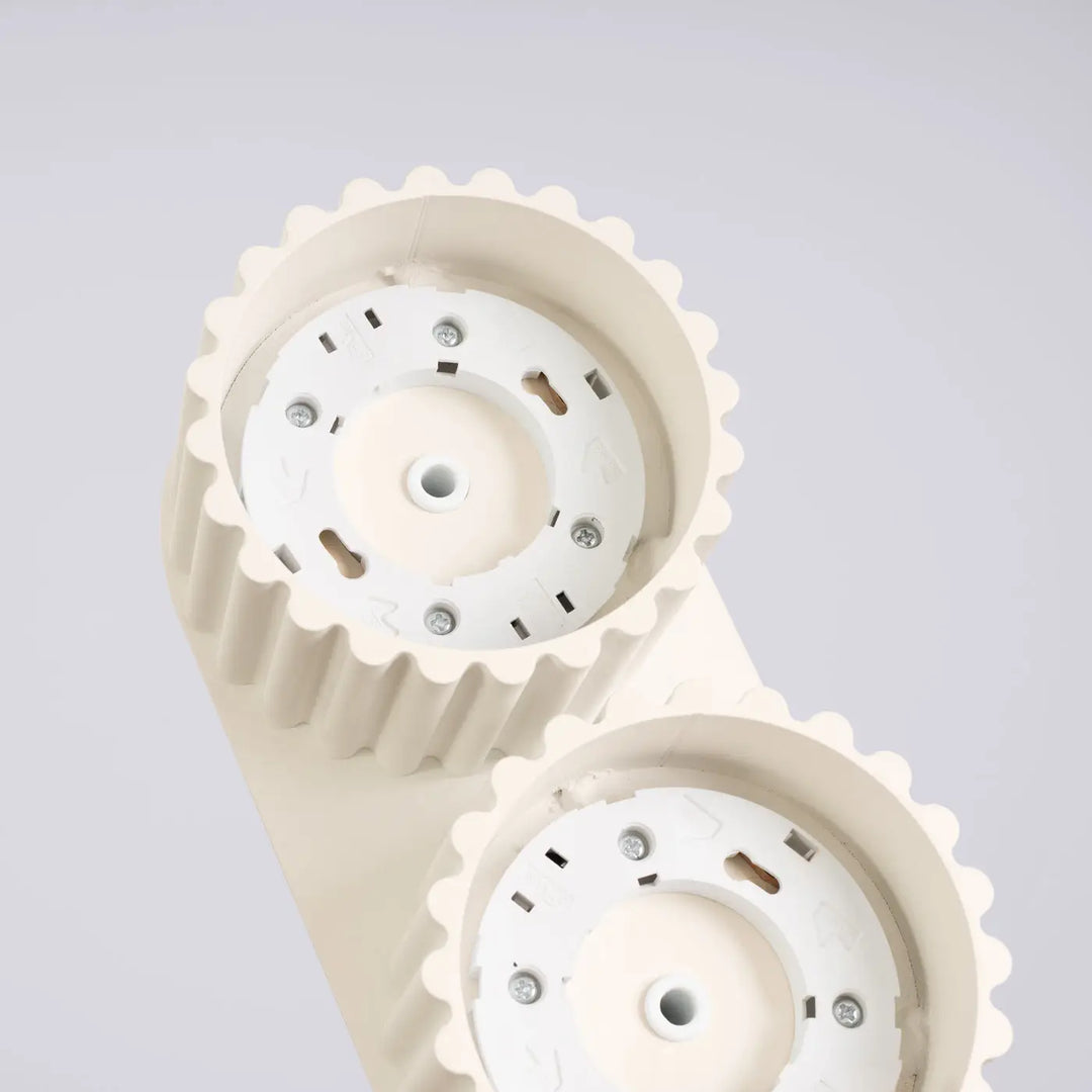 Luminaire plafonnier aura 2 beige en plastique off-white avec deux abat-jours circulaires forme unique inspirée