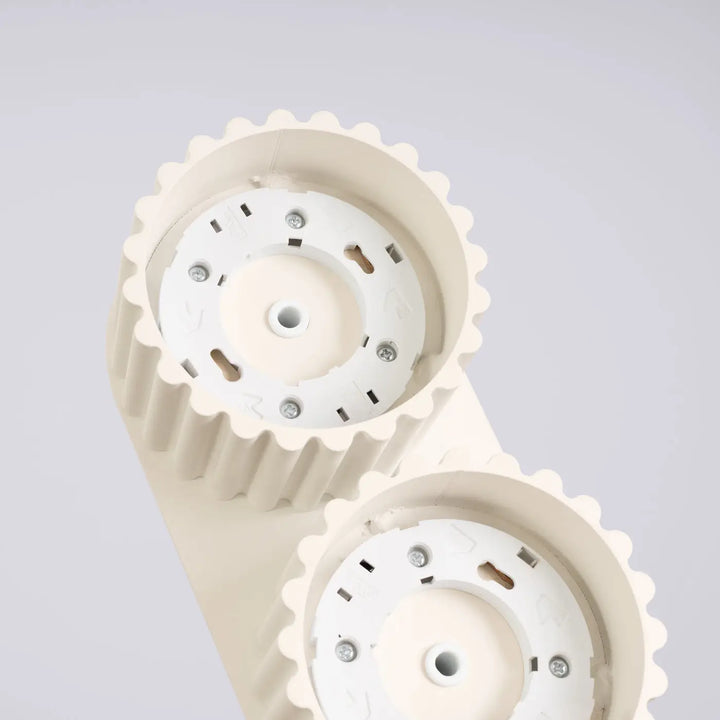Luminaire plafonnier aura 2 beige en plastique off-white avec deux abat-jours circulaires forme unique inspirée