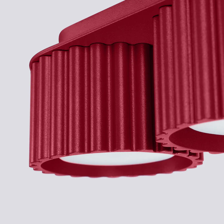 Luminaire plafonnier aura 2 bordeaux en métal rouge avec forme unique inspirée et design vertical rainuré
