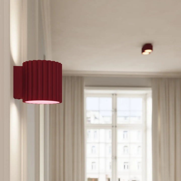 Luminaire plafonnier aura 2 bordeaux avec forme unique inspirée flûtée et intérieur illuminé rose pâle