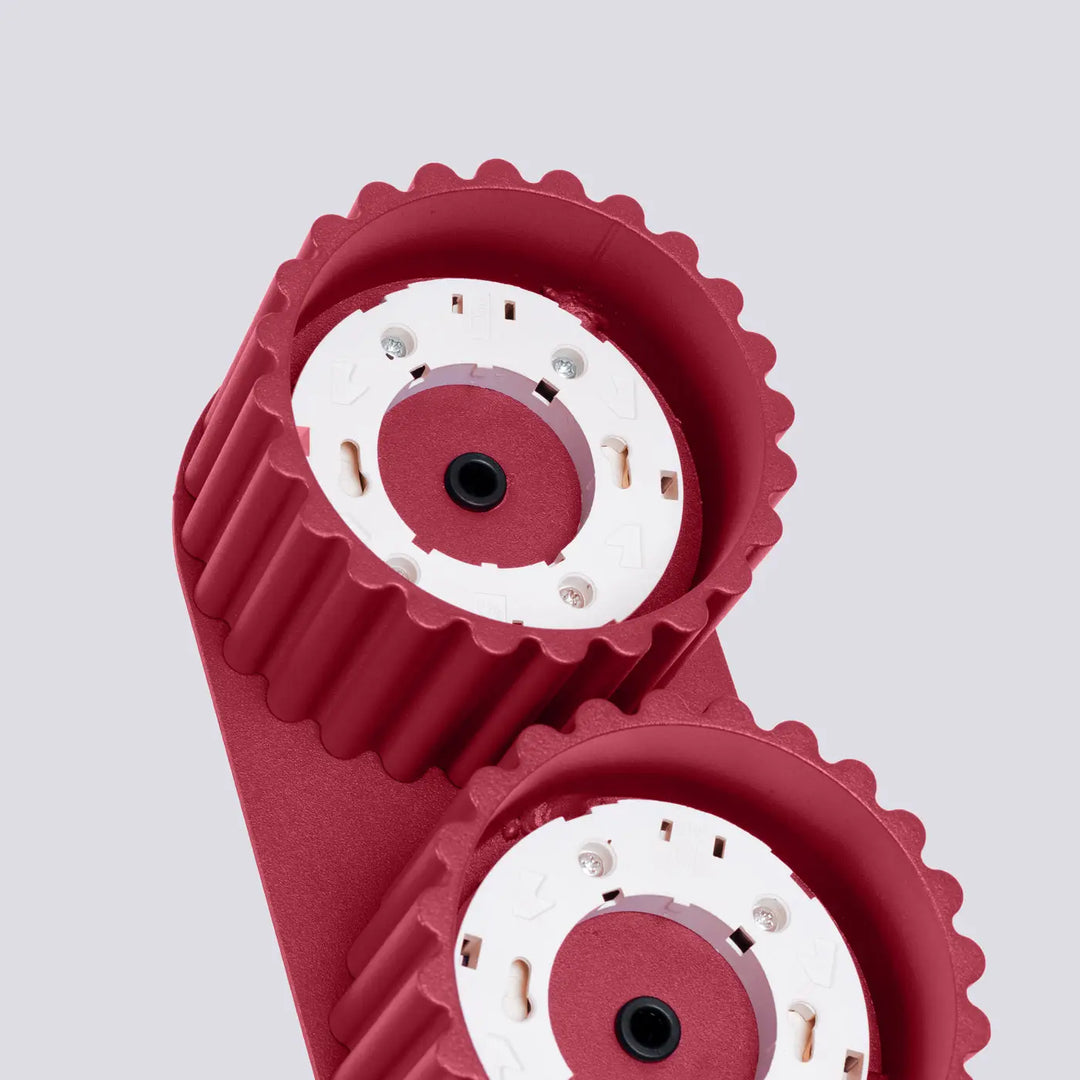 Assemblage de gear en plastique rouge avec composants blancs et noyaux centraux noirs pour luminaire plafonnier aura 2 bordeaux forme unique inspirée