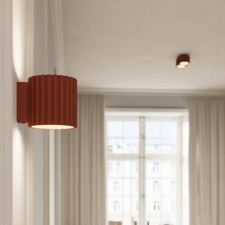 Luminaire plafonnier aura 2 rouge ochra avec sconce mural rustique à forme unique inspirée et abat-jour cannelé cylindrique