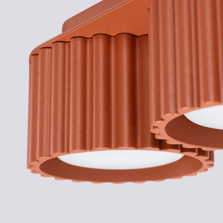 Luminaire plafonnier aura 2 rouge ochra en forme unique inspirée avec design géométrique moderne et finition terracotta côtelée
