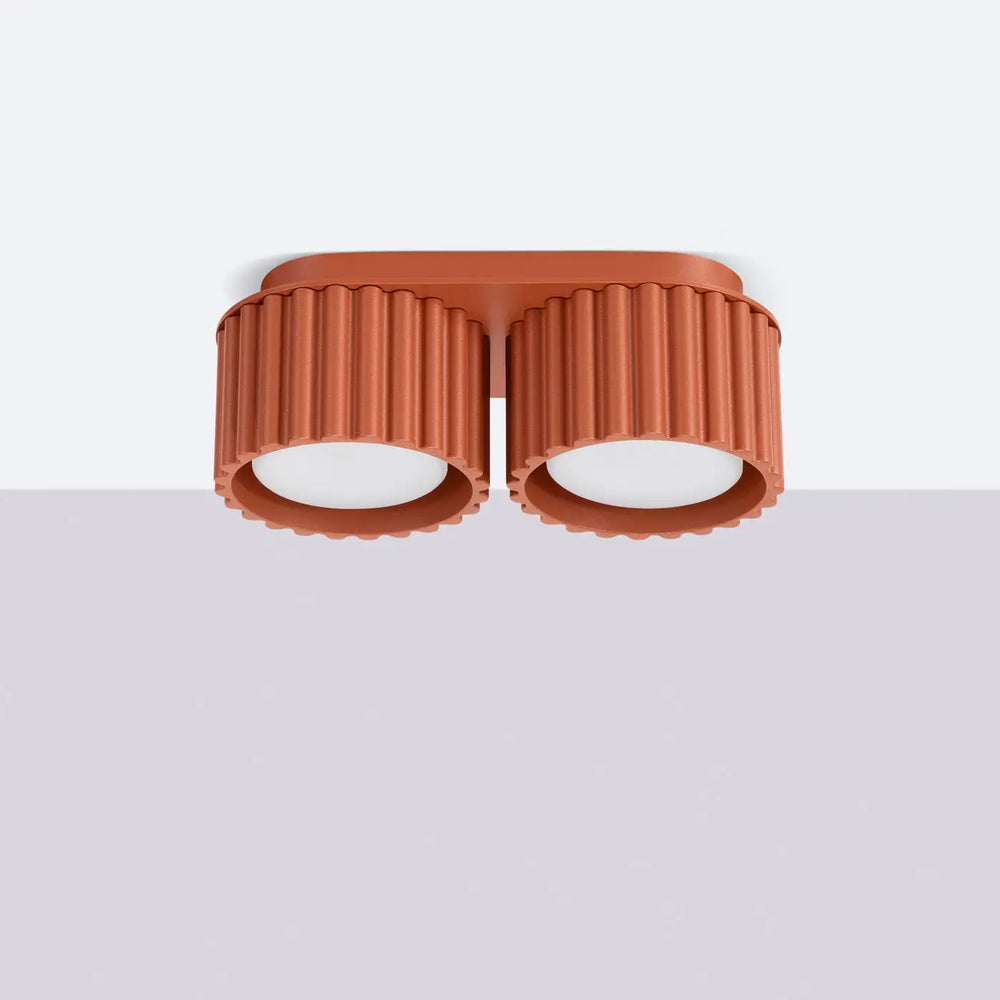 Luminaire plafonnier aura 2 rouge ochra avec forme unique inspirée et abat-jours cylindriques cannelés terracotta