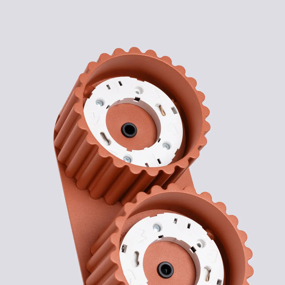Luminaire plafonnier aura 2 rouge ochra en céramique nervurée terracotta avec forme unique inspirée et intérieur blanc circulaire