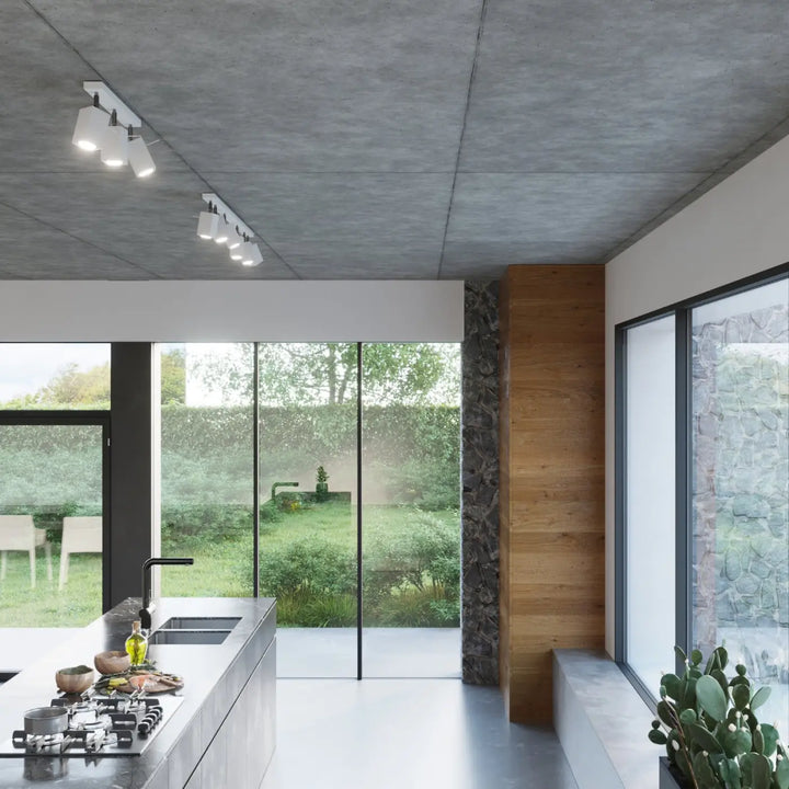 Luminaire plafonnier merida 2 blanc avec spots merida intégré dans cuisine moderne minimaliste aux plans inox et plafond béton flux lumineux optimal