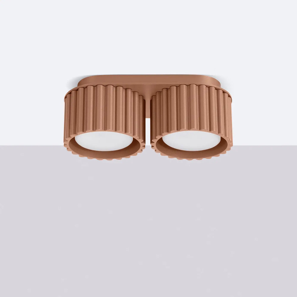 Luminaire plafonnier aura 2 moka en cuivre avec forme unique inspirée et abat-jours cylindriques cannelés