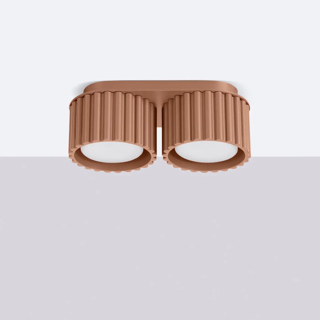 Luminaire plafonnier aura 2 moka en cuivre avec forme unique inspirée et abat-jours cylindriques cannelés
