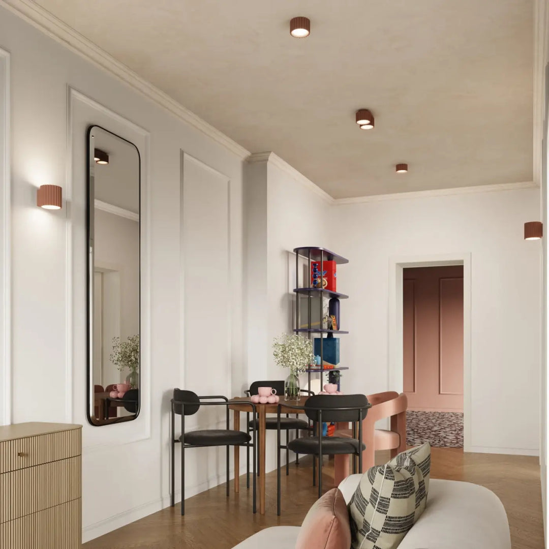 Luminaire plafonnier aura 2 moka avec forme unique inspirée dans une salle à manger minimaliste bois et métal noir