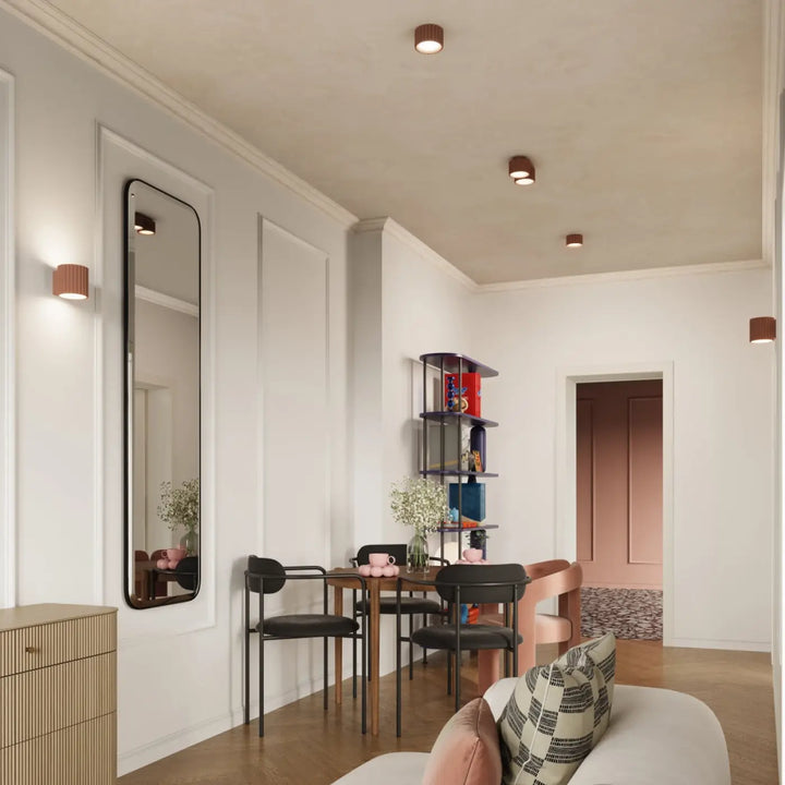 Luminaire plafonnier aura 2 moka avec forme unique inspirée dans une salle à manger minimaliste bois et métal noir