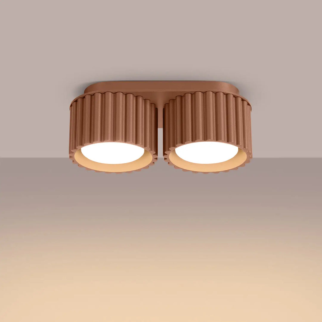 Luminaire plafonnier aura 2 moka cuivre avec deux abat-jours cylindriques cannelés forme unique inspirée émettant une lumière blanche chaude