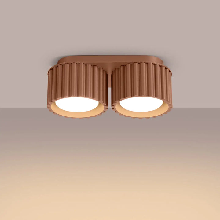 Luminaire plafonnier aura 2 moka cuivre avec deux abat-jours cylindriques cannelés forme unique inspirée émettant une lumière blanche chaude