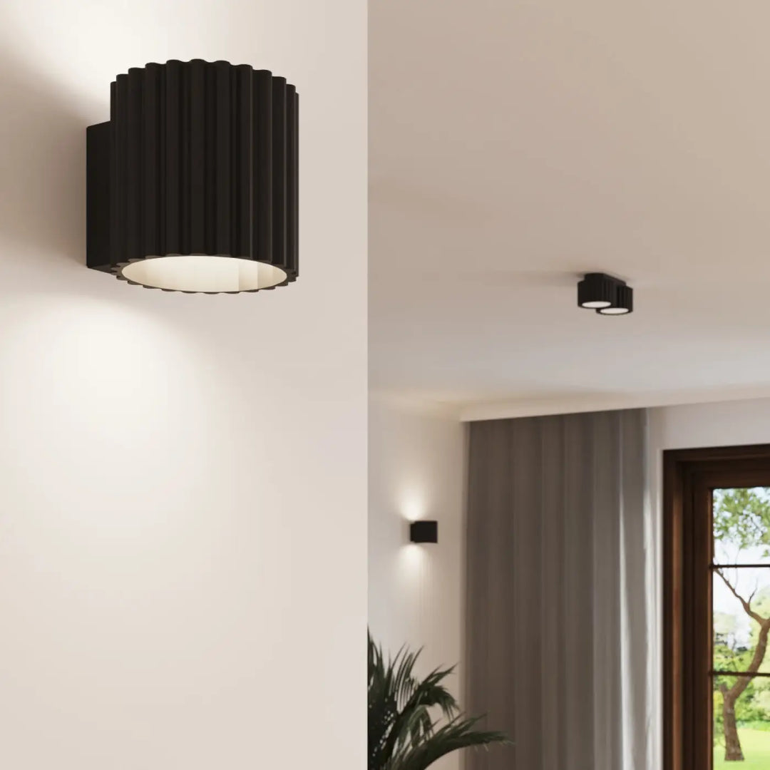 Luminaire plafonnier aura 2 noir avec forme unique inspirée en cylindre noir cannelé et lumière diffuse chaleureuse